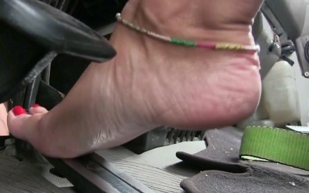 327 : Car troubles? Call Miss Iris - 24/7 Roadside Assistance !