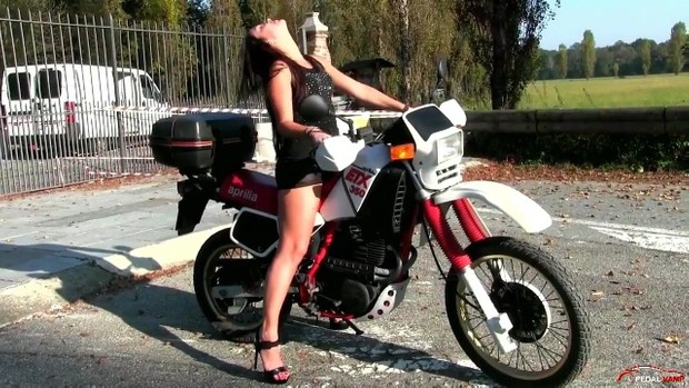 229 : Miss Iris playing with the Aprilia 350 ETX