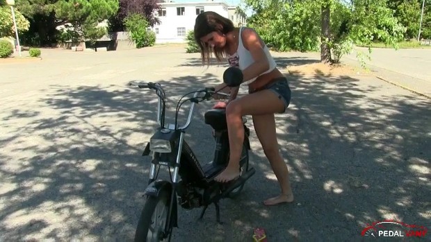 201 : Miss Black Mamba pedalstart and revving the moped Garelli Noi