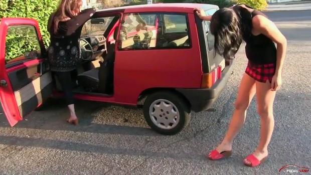 239 : Miss Vicky & Miss Black Mamba torture the old Lancia Y10