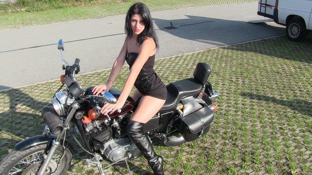 242 : Miss Black Mamba meets the Harley Davidson