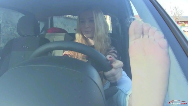 262 : Introducing Miss Ale revving the Vicky's Fiat Panda