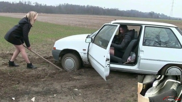 264 : Miss Iris & Miss Lelyte stuck in the mud