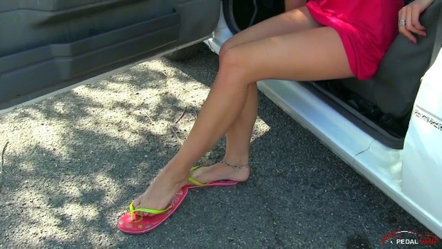 197 : Miss Black Mamba wildly revs the smokey Renault 5