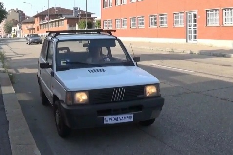 082 : Miss Vicky revs, cranks and then punishes the old Fiat Panda