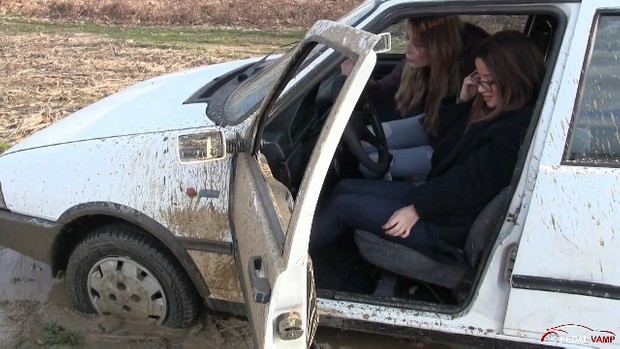 372 : Miss Amy and Miss Ale - The mud disaster