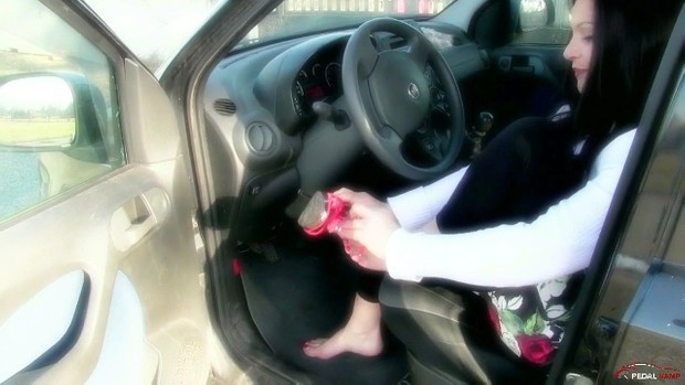 267 : Miss Iside sexy feet revving the Fiat Panda
