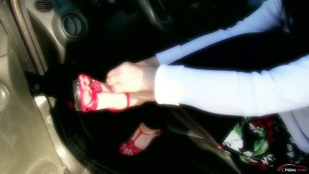 267 : Miss Iside sexy feet revving the Fiat Panda