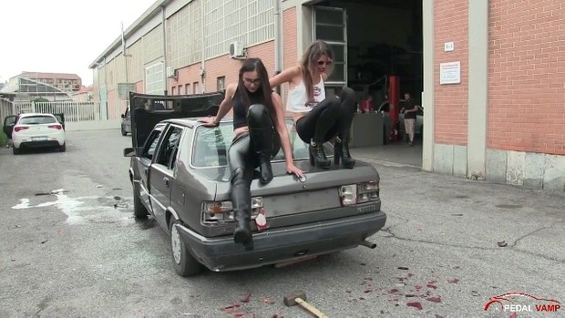 189 : Miss Iris and Miss Black Mamba destroy the Lancia Prisma
