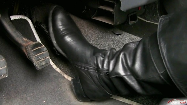 261 : Miss Iris cranking in leather boots