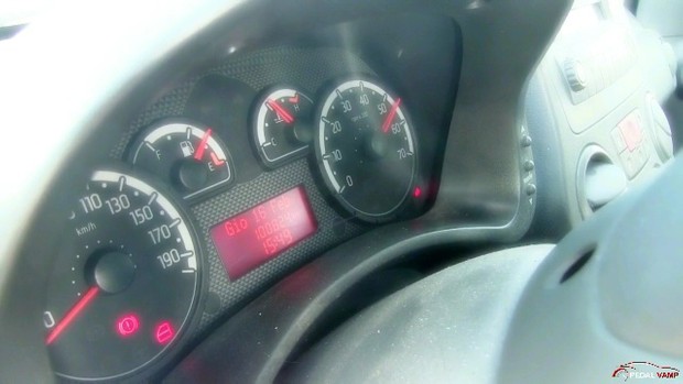 267 : Miss Iside sexy feet revving the Fiat Panda