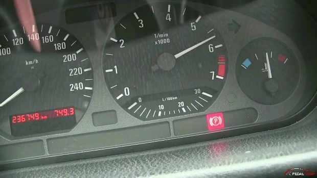 263 : Miss Iris revving and driving the BMW Serie 3
