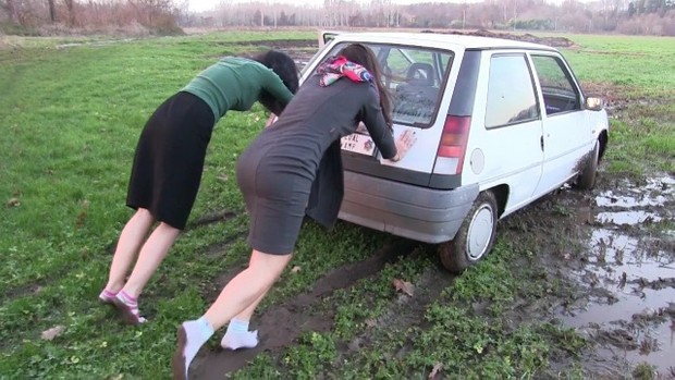245 : Miss Iris & Miss Black Mamba muddy feet
