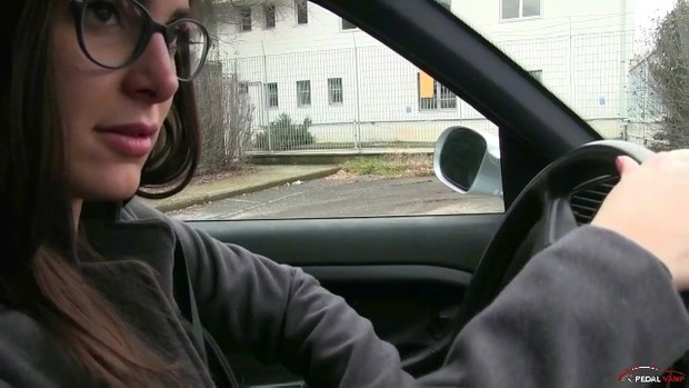 263 : Miss Iris revving and driving the BMW Serie 3