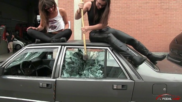 189 : Miss Iris and Miss Black Mamba destroy the Lancia Prisma