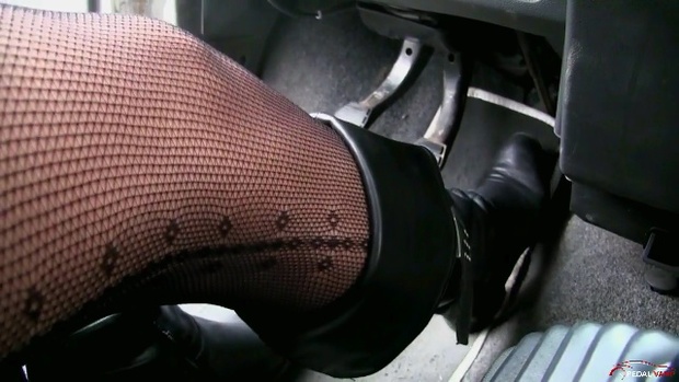 261 : Miss Iris cranking in leather boots
