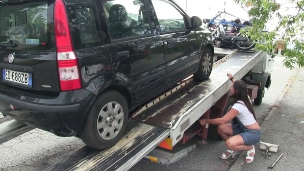 327 : Car troubles? Call Miss Iris - 24/7 Roadside Assistance !