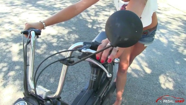 201 : Miss Black Mamba pedalstart and revving the moped Garelli Noi