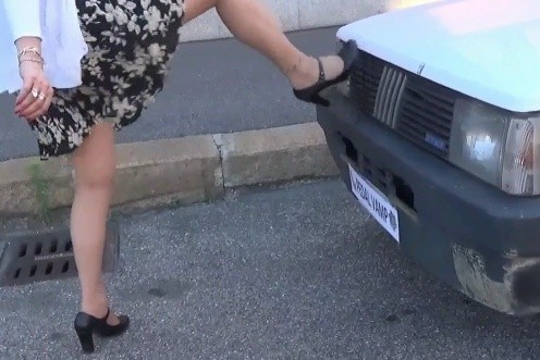 082 : Miss Vicky revs, cranks and then punishes the old Fiat Panda
