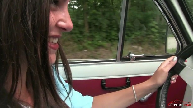 192 : Miss Iris and the old Fiat 500 driving troubles