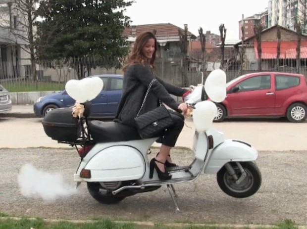 371 : Vespa Birthday Girl - Starring Miss Amy