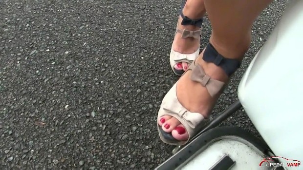 200 : Miss Iris meets the Vespa : Pedalstart and revving