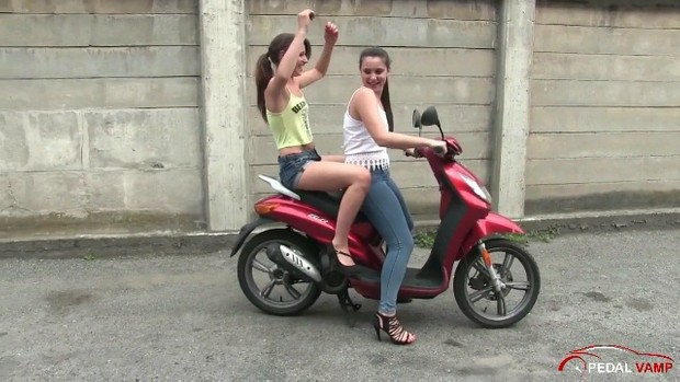 207 : Miss Iris and Miss Black Mamba having fun with the Peugeot scooter