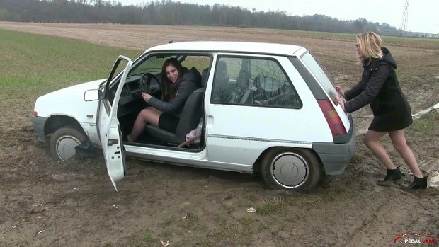 264 : Miss Iris & Miss Lelyte stuck in the mud