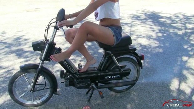201 : Miss Black Mamba pedalstart and revving the moped Garelli Noi