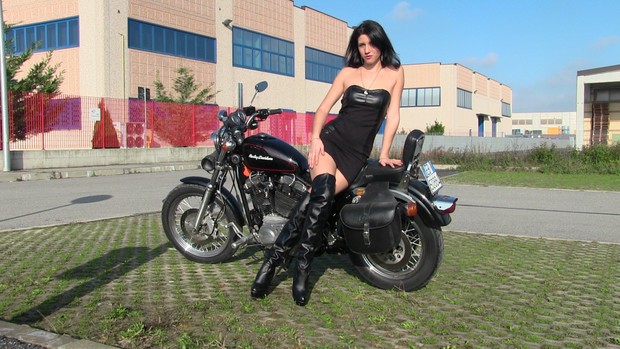 242 : Miss Black Mamba meets the Harley Davidson