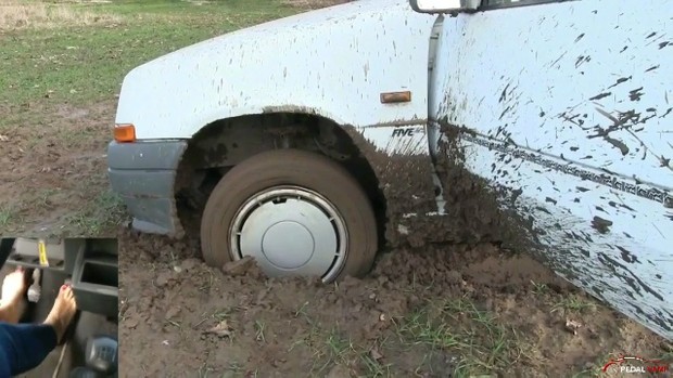 269 : Miss Iris & Miss Ale bad bad stuck in the mud