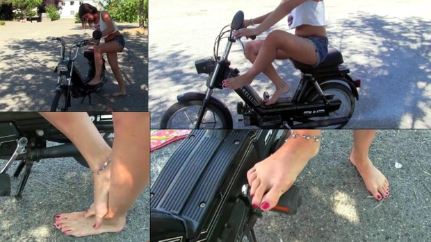 201 : Miss Black Mamba pedalstart and revving the moped Garelli Noi