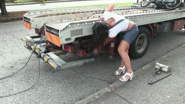 327 : Car troubles? Call Miss Iris - 24/7 Roadside Assistance !