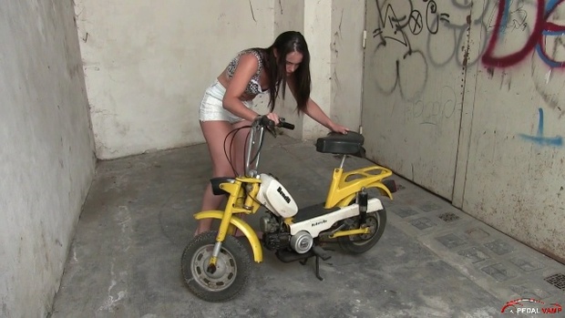 182 : Miss Iris and the Motorella kickstart barefoot