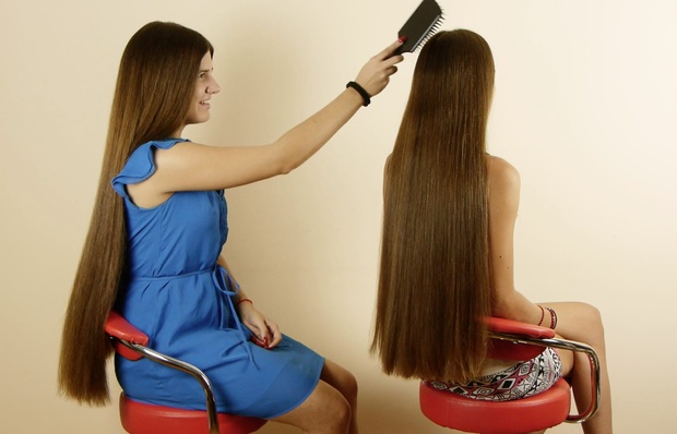 VIDEO - Suzana & Helena brushing each others hair 2