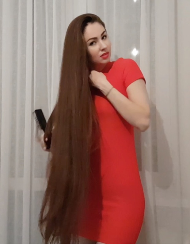VIDEO - Thigh length hair and a red dress