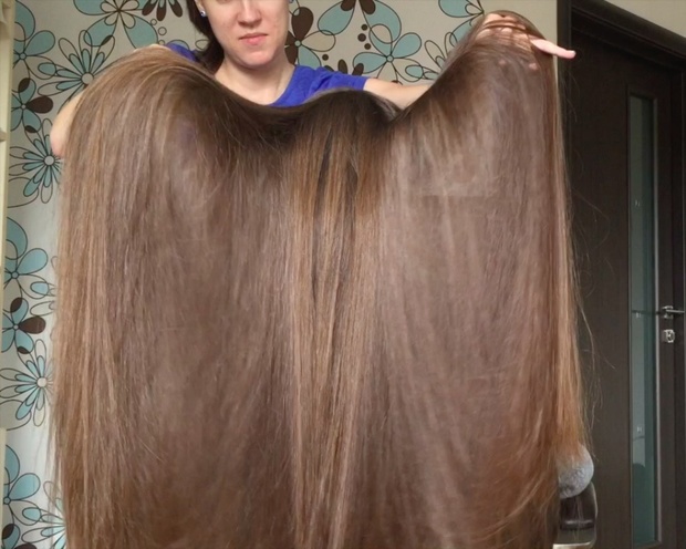 VIDEO - Friends playing with classic length hair in chair