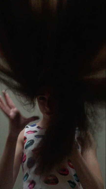 VIDEO - Flying classic length hair