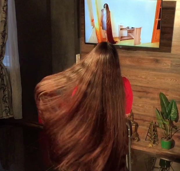 VIDEO - Mila watches Aliia