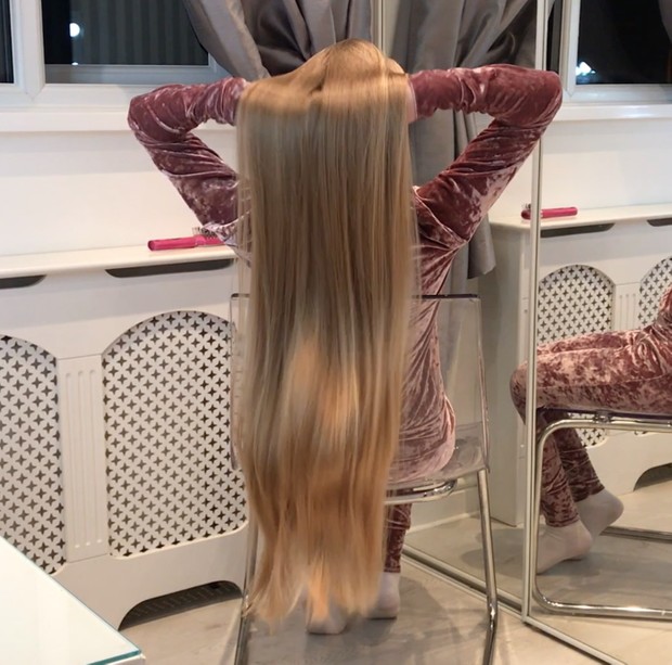 VIDEO - Supersilky blonde in chair