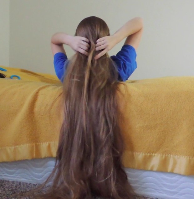 VIDEO - Knee length blonde hair play in bed