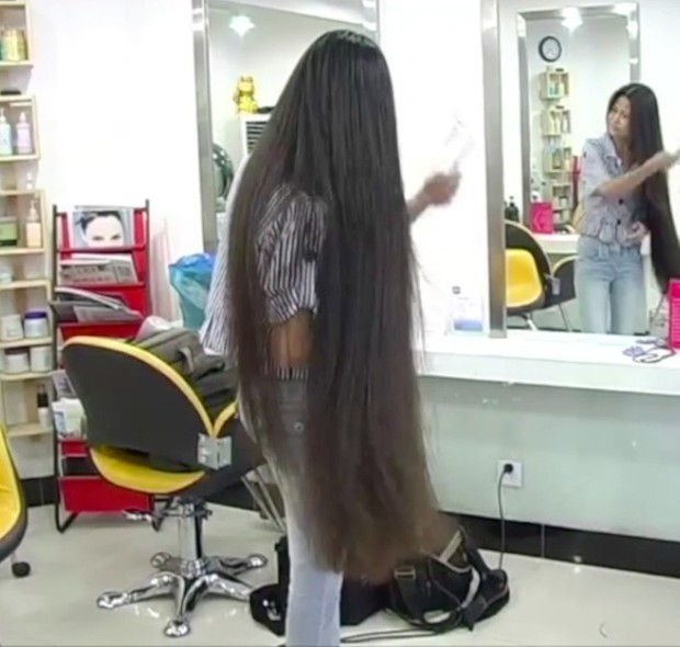 VIDEO - Chinese knee length hair in the studio