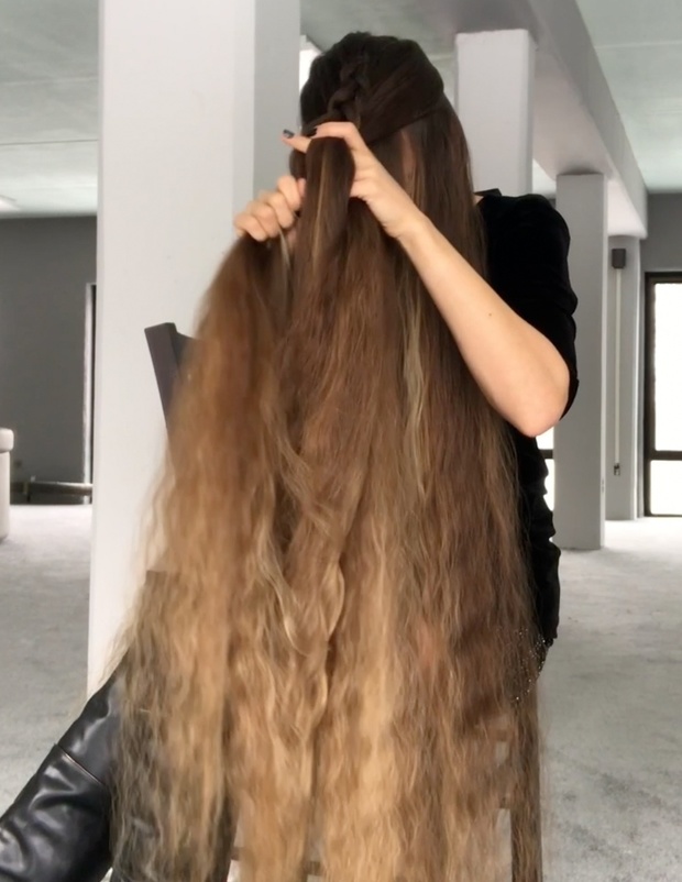 VIDEO - In front of her face 2
