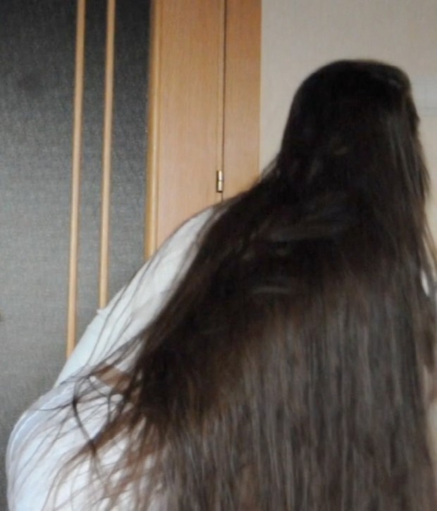VIDEO - Thigh length hair drying and playing