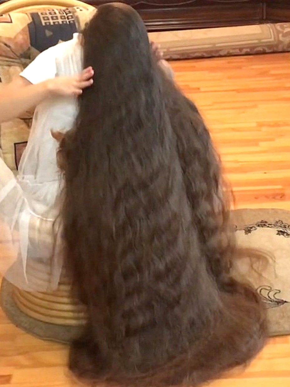 VIDEO - Rapunzel and her dog - RealRapunzels