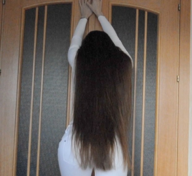 VIDEO - Thigh length hair drying and playing