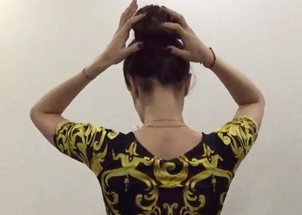 VIDEO - Thigh length brunette hair