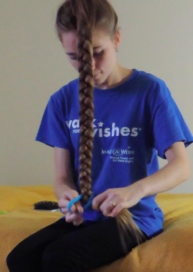 VIDEO - Knee length blonde hair play in bed