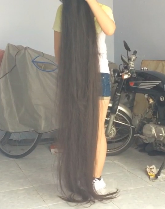 VIDEO - Beyond floor length hair play