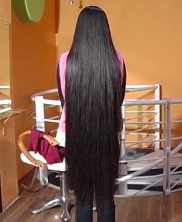 VIDEO - Chinese knee length hair wash and play